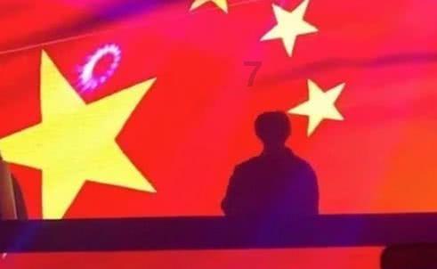 电梯突然下坠，落地时跳一下真能救命吗？老外模拟实验，太惨了！游戏画面